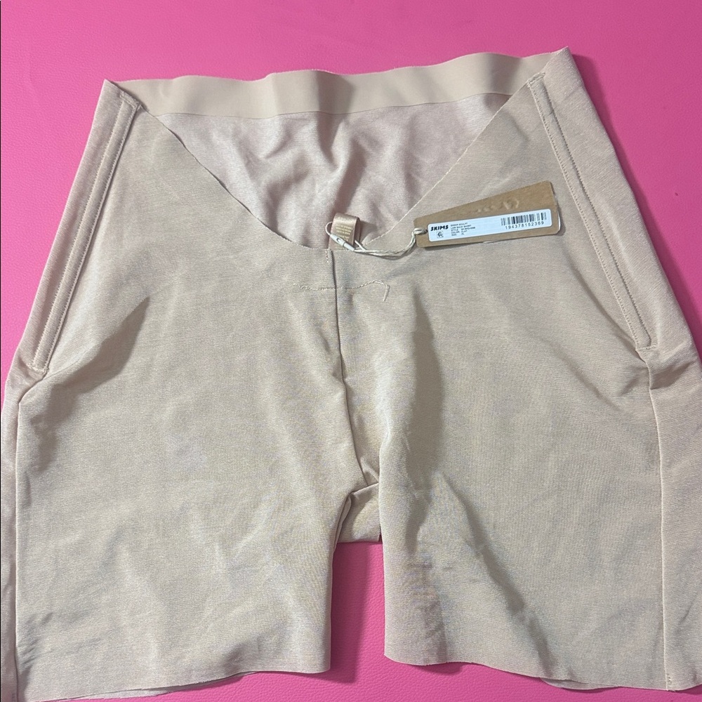 SKIMS Women's Clay sheer sculpt low back shorts